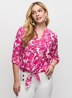 Blouse fleurie nouée à l'avant