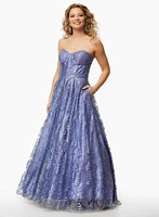 Robe longue à paillettes et encolure en cœur