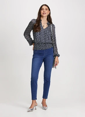 Blouse géométrique à taille froncée et jean à jambe étroite