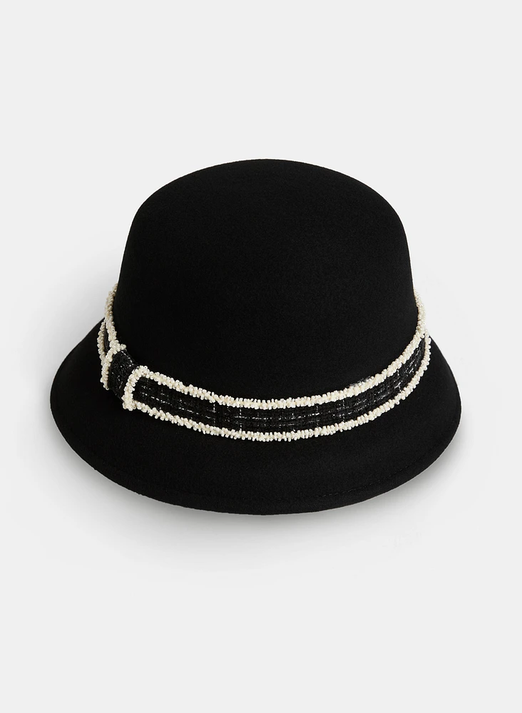 Chapeau cloche à détail de perles