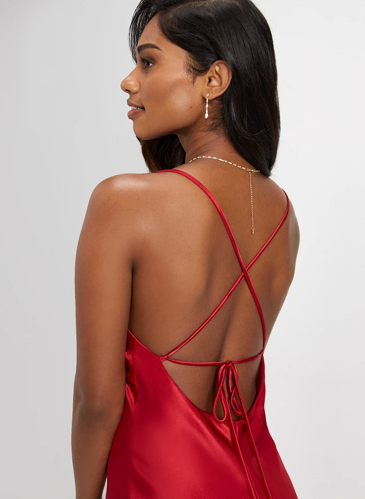 Robe satinée à encolure drapée