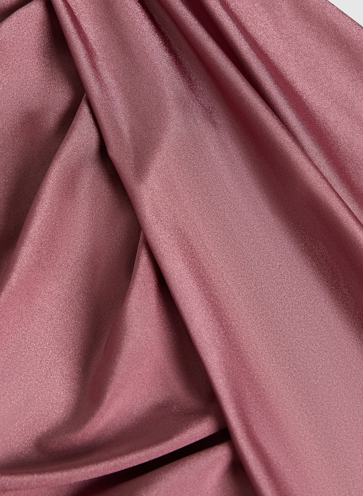 Robe en satin à empiècement avant