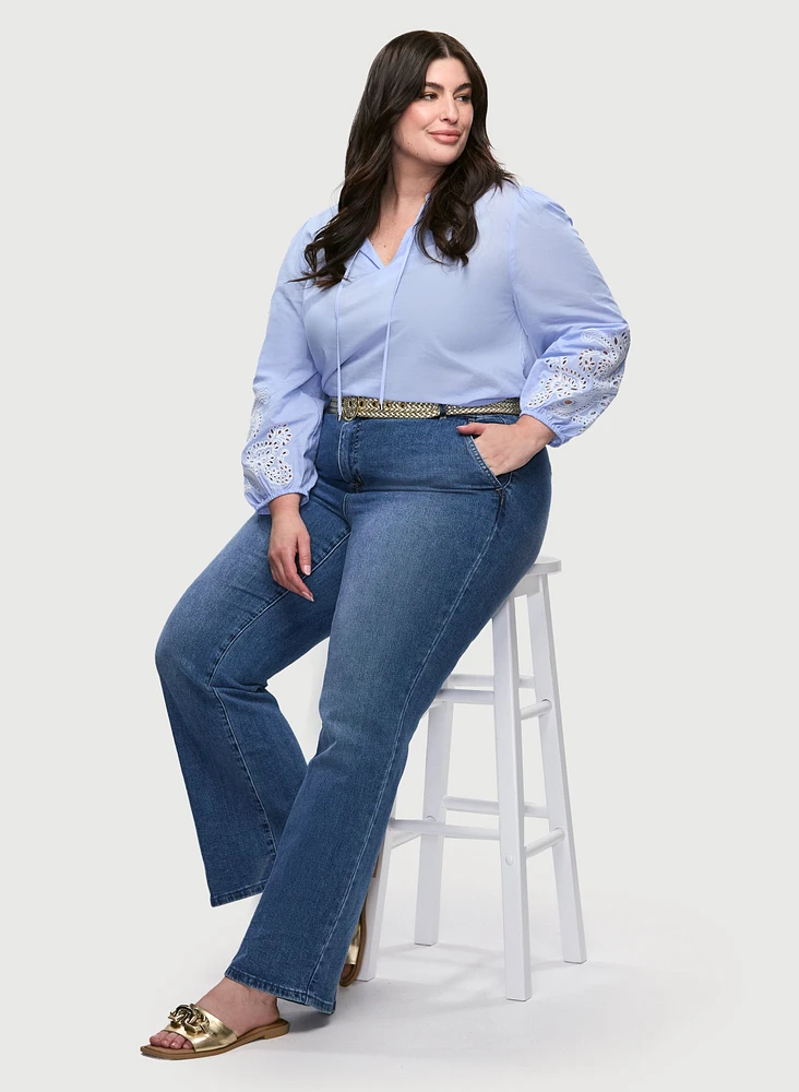 Blouse à broderies et pantalon en denim évasé