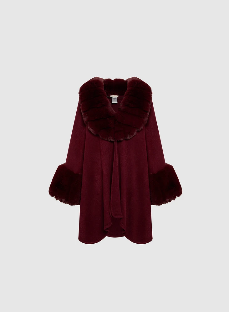 Poncho à encolure et poignets en fausse fourrure