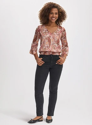 Blouse à motif paisley et jean à jambe étroite