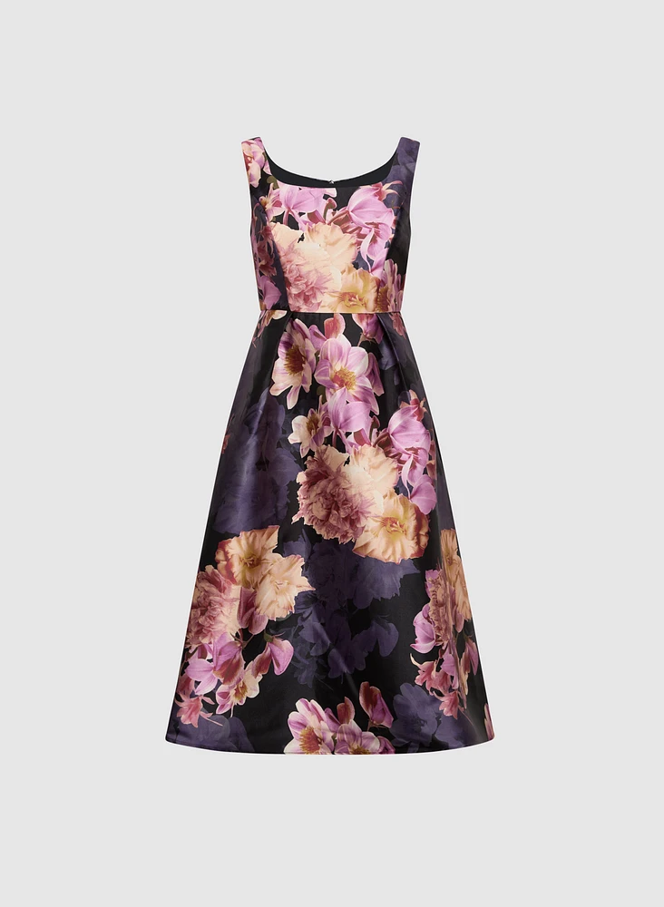 Robe florale à encolure carrée