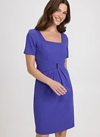 Robe fourreau à encolure carrée