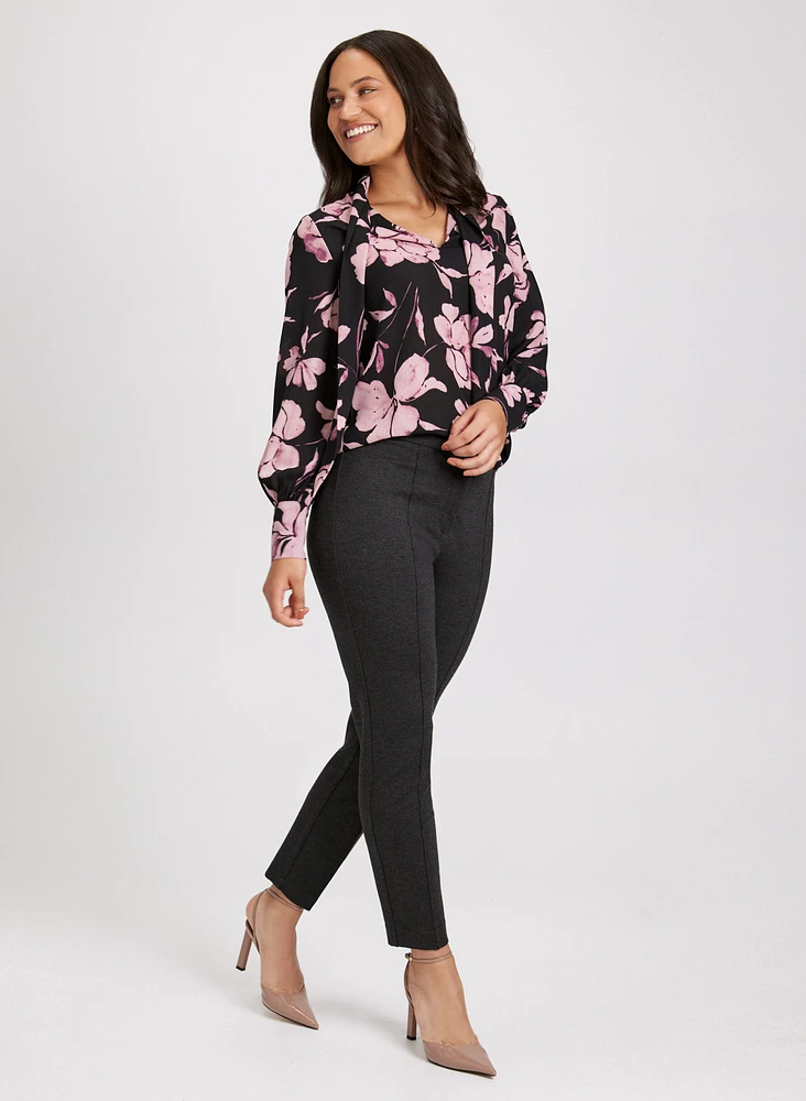 Blouse florale nouée et pantalon plissé