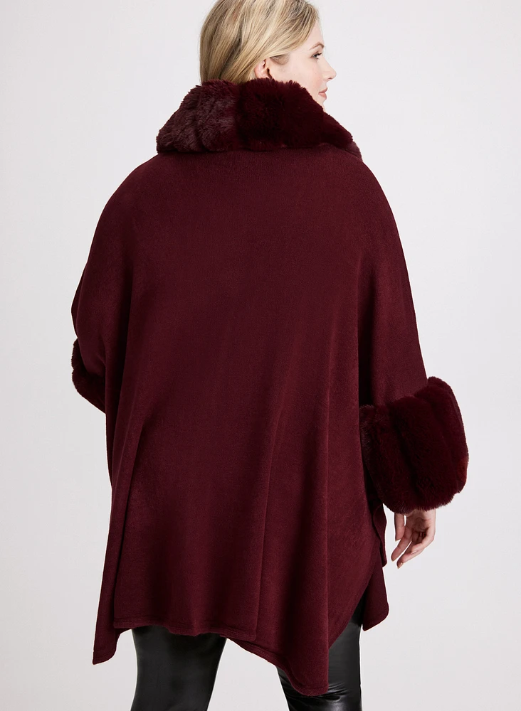 Poncho à encolure et poignets en fausse fourrure
