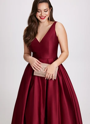 Robe longue satinée et asymétrique