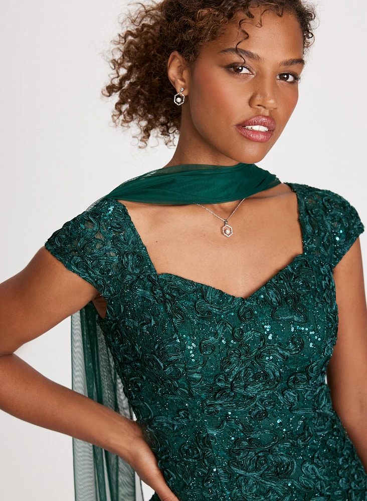 Robe et châle à détail soutache