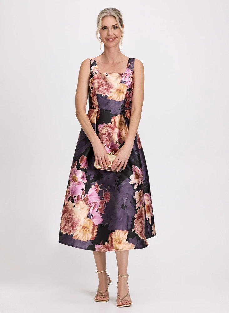 Robe florale à encolure carrée