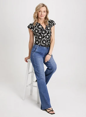 Haut fleuri et pantalon en denim évasé