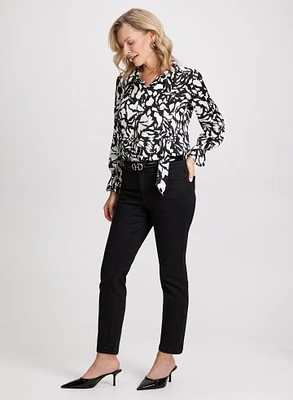 Blouse à motif abstrait et jean à jambe étroite