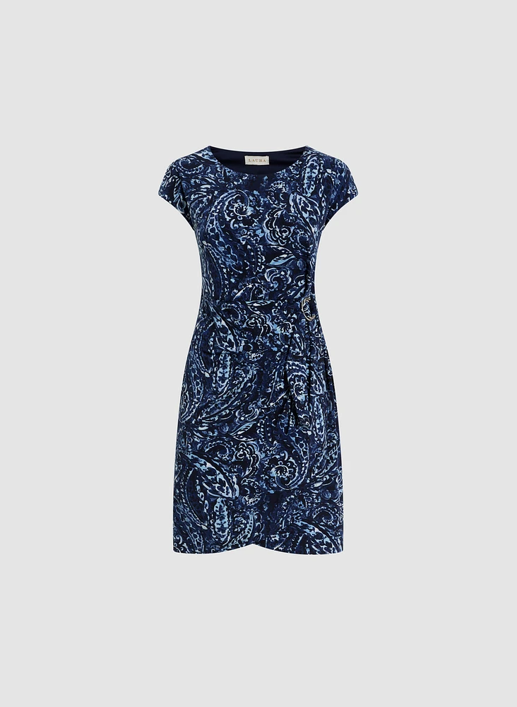 Robe à motif paisley et manches cape