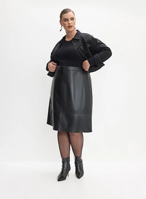 Veste en jean écourtée et robe à cuir végane