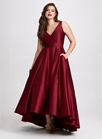 Robe longue satinée et asymétrique