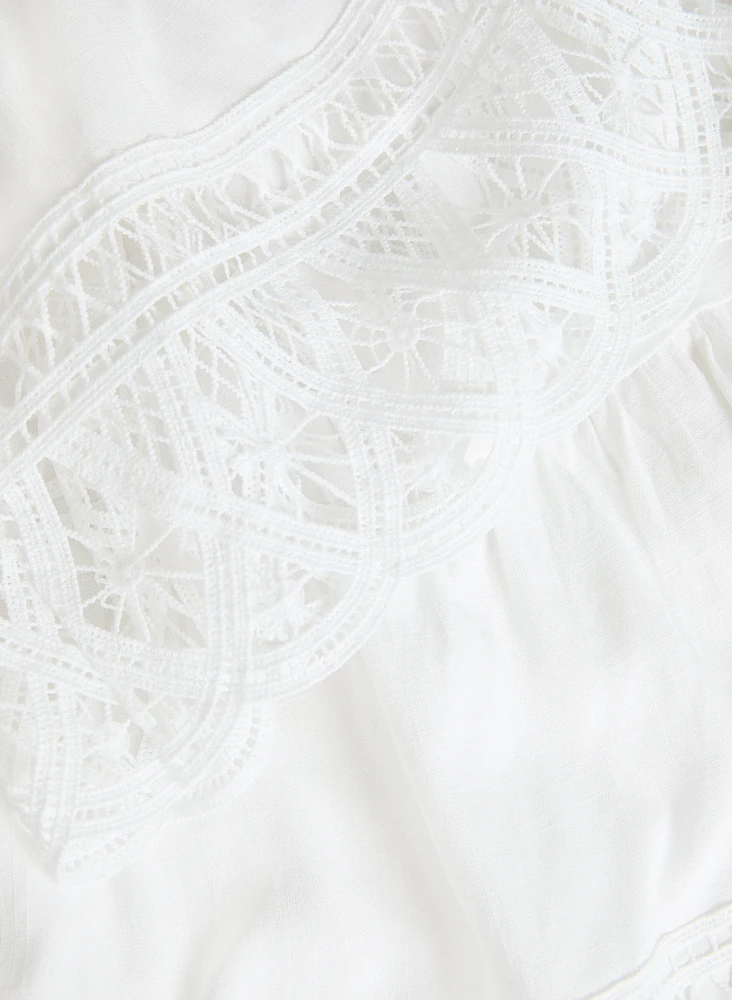 Blouse à volant et broderies décoratives