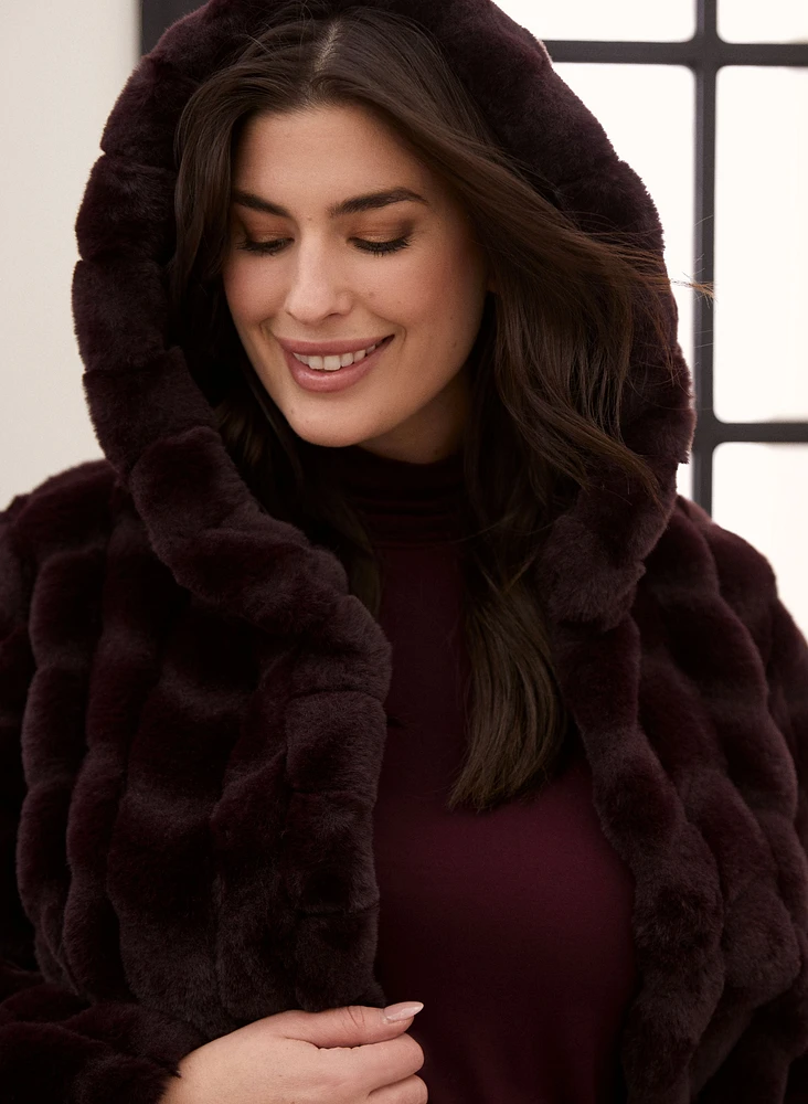 Manteau en fausse fourrure à capuchon
