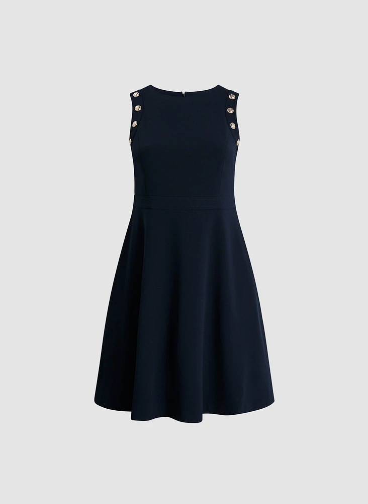 Robe sans manches à boutons décoratifs
