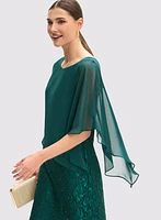 Robe style poncho à dentelle et sequins