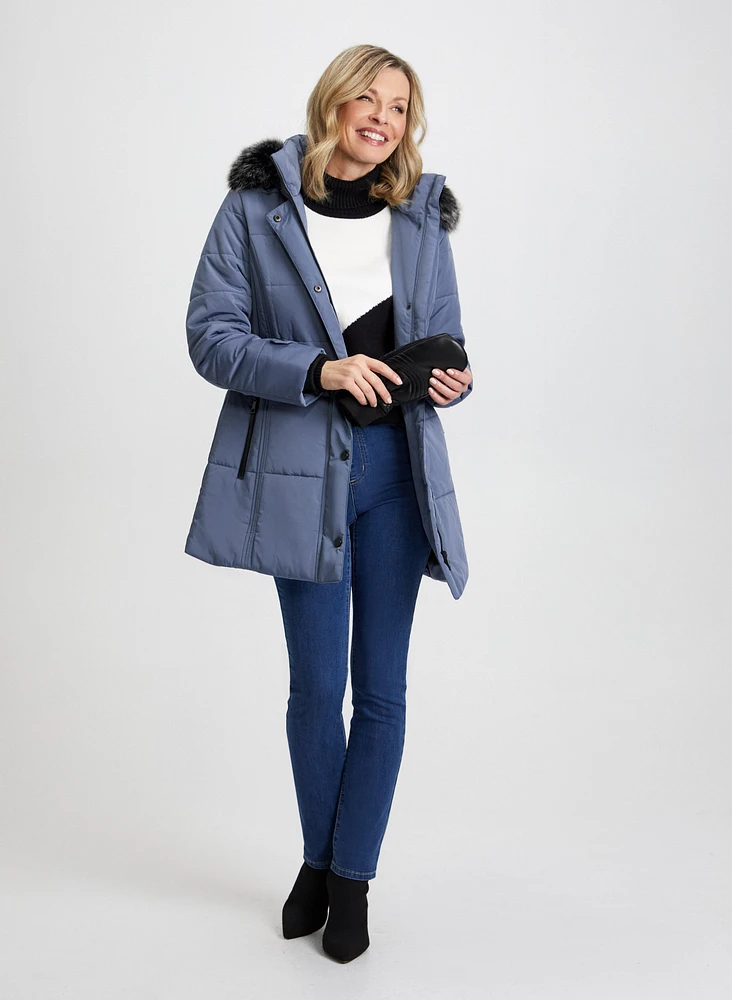 Manteau matelassé avec pull à blocs de couleur et jean