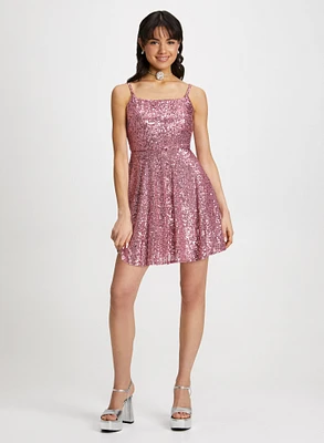 Robe en sequins et collier ras-du-cou