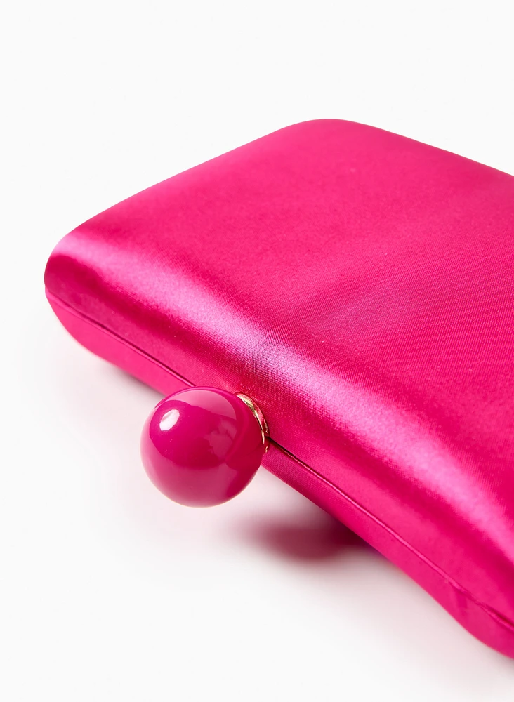 Pochette satinée avec boule en résine