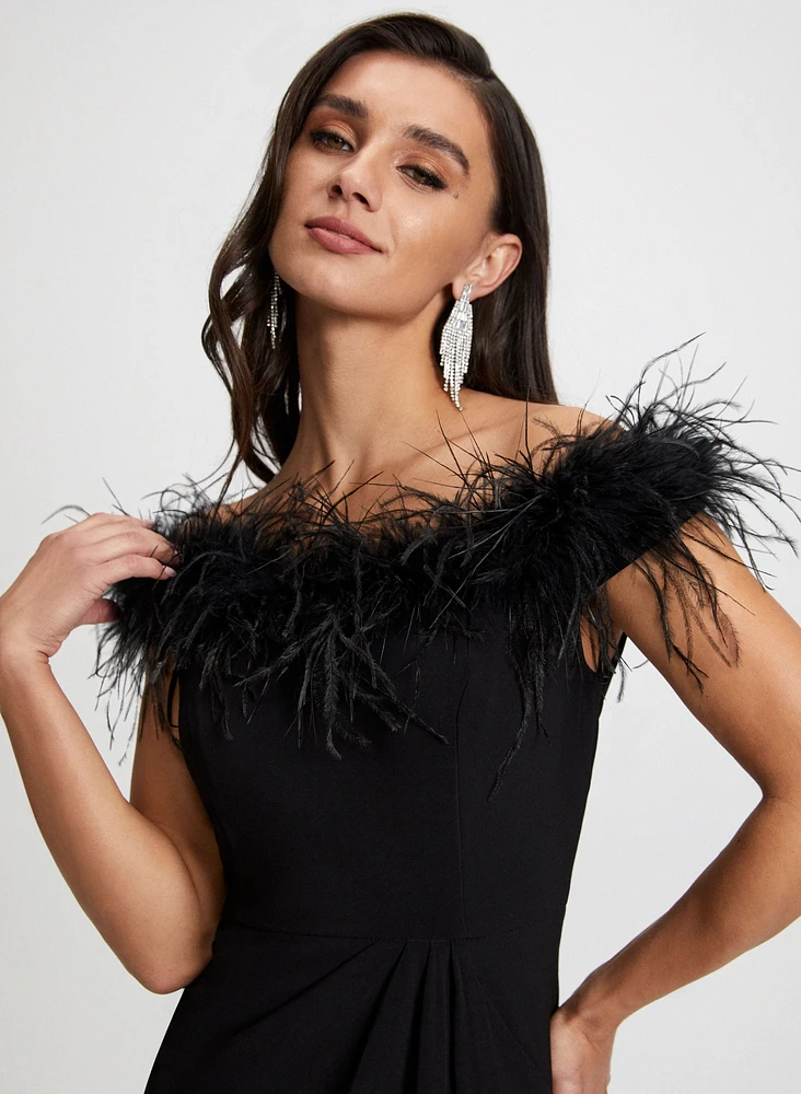 Robe fendue avec col en plumes