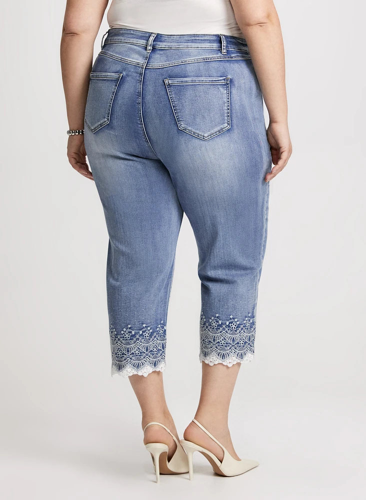 Capri en denim à broderies et pierres du Rhin