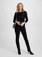 Pull à empiècements en sequins et jean droit