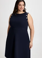 Robe sans manches à boutons décoratifs