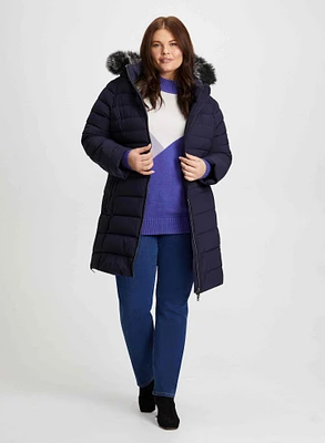 Manteau matelassé avec pull à blocs de couleur et jean droit