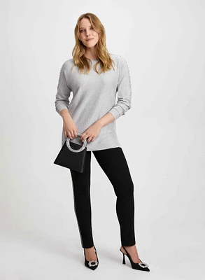 Pull avec perles et clous et pantalon rayé slim