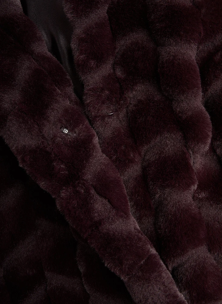 Manteau en fausse fourrure à capuchon