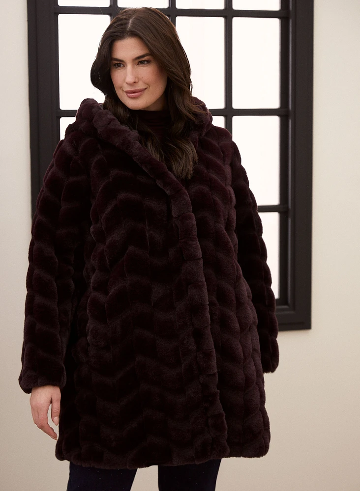 Manteau en fausse fourrure à capuchon