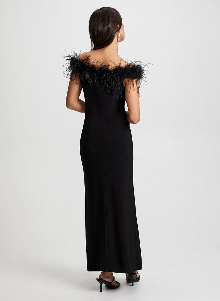 Robe fendue avec col en plumes