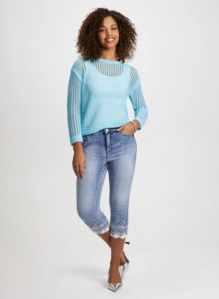 Pull à maille ouverte et capri en denim à broderies