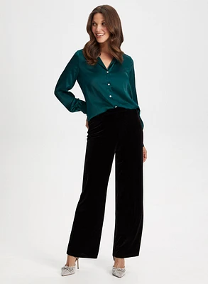 Pantalon en velours et blouse satinée