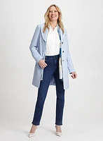 Manteau en tricotine et chemisier basique