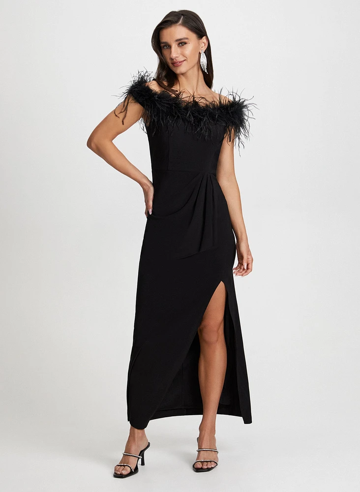 Robe fendue avec col en plumes