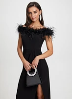 Robe fendue avec col en plumes