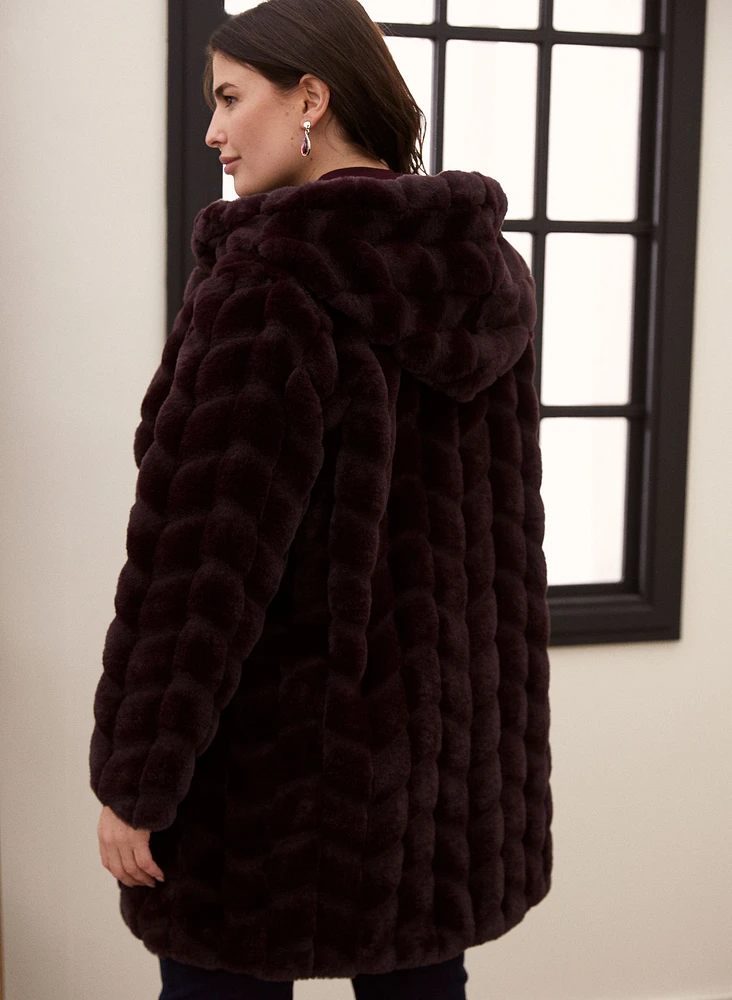 Manteau en fausse fourrure à capuchon