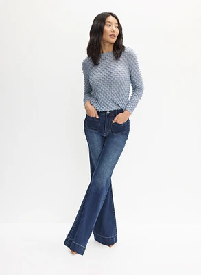 Pull en tricot à bulles et jean à jambe évasée