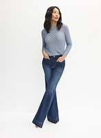 Pull en tricot à bulles et jean à jambe évasée