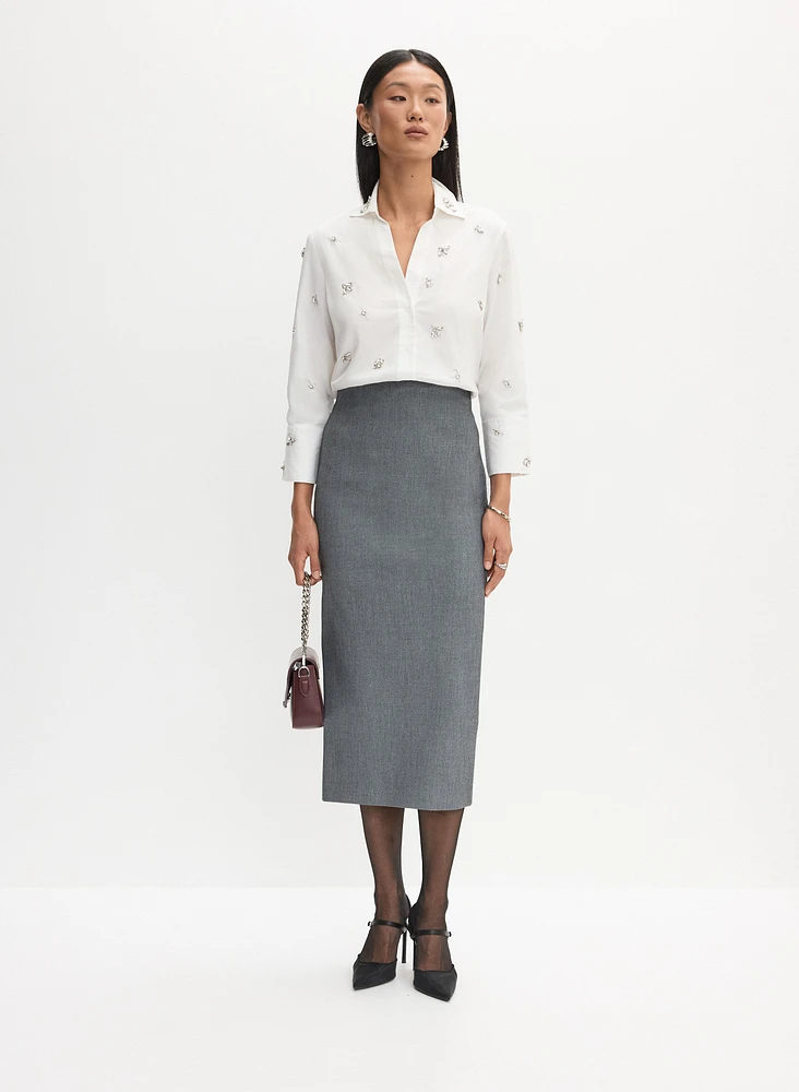 Blouse ornée et jupe crayon midi