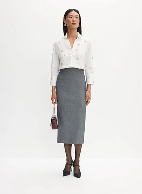 Blouse ornée et jupe crayon midi