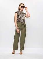 Blouse fleurie à ourlet froncé et pantalon cargo droit