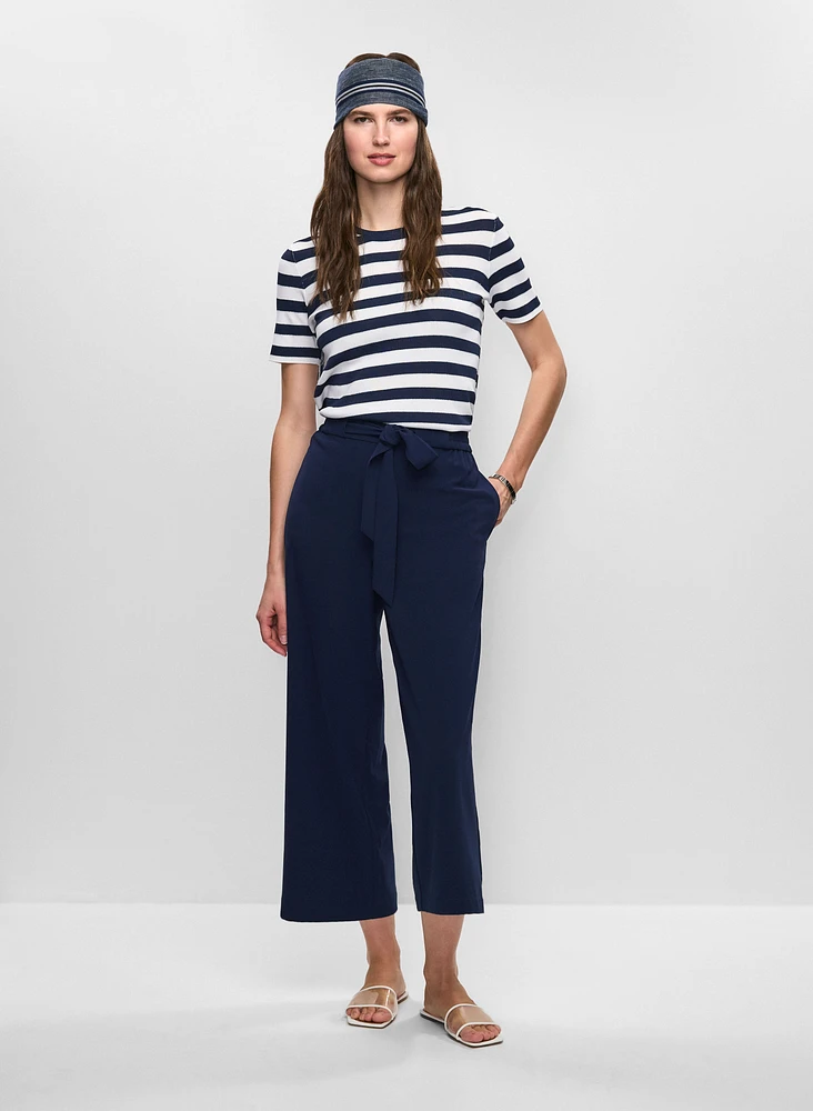Pull rayé ras-du-cou et pantalon ceinturé