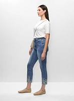 Jean à jambe droite et broderies